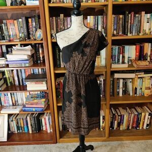 𝅺12th street silk one shoulder tan and black dress